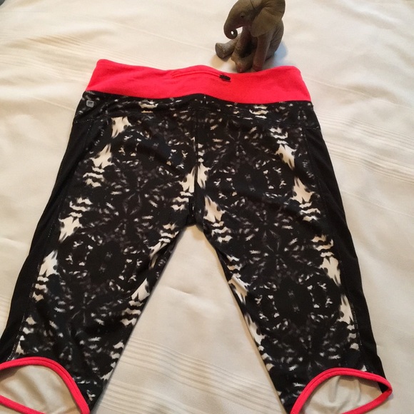 Capris printed leggings | Fabletics - Picture 4 of 8